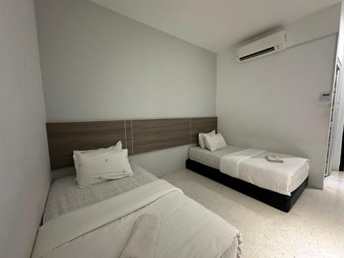 een kamer met 2 bedden in een kamer bij WF Motel in Kulim