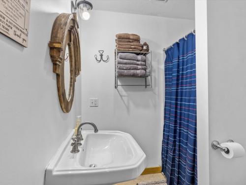 y baño con lavabo y ducha. en Nolin Cabin Experience w/ Hot Tub, en Cub Run