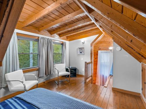 1 dormitorio con 1 cama y 2 sillas en una habitación en Nolin Cabin Experience w/ Hot Tub, en Cub Run