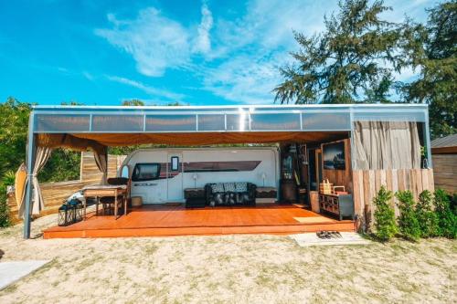 eine Wohnmobilgarage mit einer Terrasse und einer Markise in der Unterkunft Sterling seastar ที่พักติดชายหาด วิวทะเล 