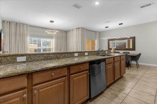 Kuchyň nebo kuchyňský kout v ubytování 4 Bedrooms 3 Bathrooms Paradise Palms 8976 Mp