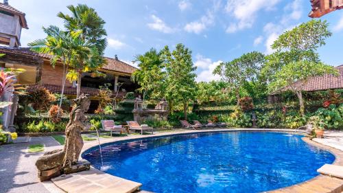 einen Pool in einem Hof mit einem Haus in der Unterkunft Garden View Ubud in Ubud