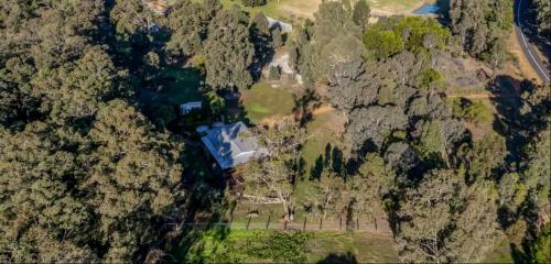 una vista aerea di una casa nel mezzo di una foresta di Forest Trails House, Dwellingup a Dwellingup