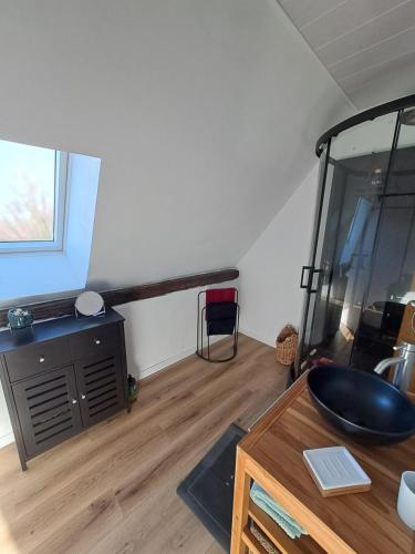 Zimmer mit einem Bad mit einem Waschbecken und einem Tisch in der Unterkunft la hamonniere in Savigny-le-Vieux