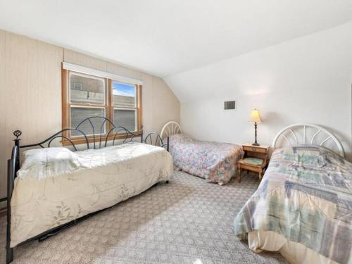 1 dormitorio con 2 camas y ventana en Vacation Rental With Pool On Lbi, en Beach Haven