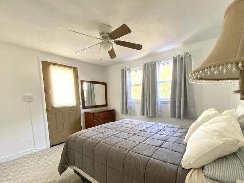 um quarto com uma cama e uma ventoinha de tecto em Amazing Home In Surf City With 3 Bedrooms, Internet And Wifi em Surf City