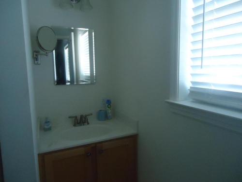 baño con lavabo, espejo y ventana en Quiet Ocean Block Home In Barnegat Light!, en Waretown
