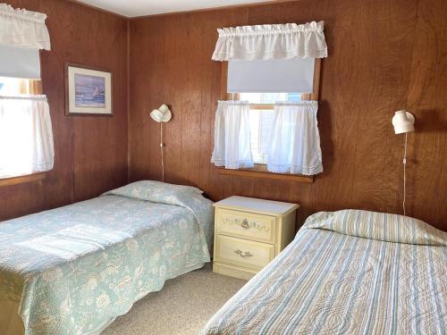- une chambre avec 2 lits et une fenêtre dans l'établissement Affordable Vacation Rental On Lbi, à Brighton Beach