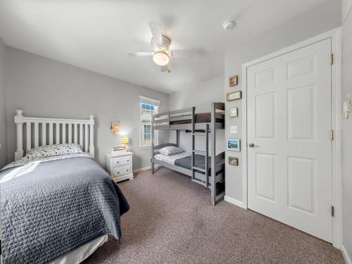 - une chambre avec un lit et des lits superposés dans l'établissement Seibert, à Brant Beach