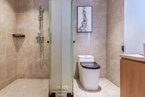 a bathroom with a shower and a toilet at Shangpin Holiday Inn - Guangzhou New Baiyun International Airport Flagship Store in Guangzhou