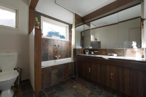 y baño con lavabo y espejo. en Cheerful 4-bedroom home with Park View, en Glen Waverley
