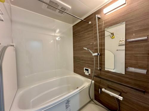 uma casa de banho com banheira e chuveiro em LoveTokyo Maisonette Terrace em Tóquio