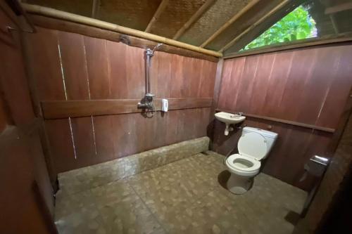 a bathroom with a toilet and a sink at SPOT ON 93511 Rinjana Homestay in Tanjung