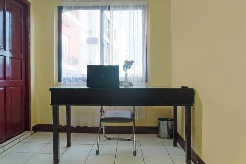 Телевизор и/или развлекательный центр в Hotel O Penginapan Laras PaminggirNearPesona Alam Seafood Pink Mira