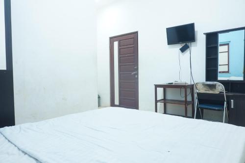 Телевизор и/или развлекательный центр в Hotel O Penginapan Laras PaminggirNearPesona Alam Seafood Pink Mira