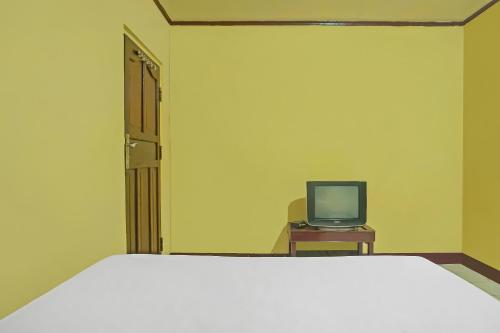 Телевизор и/или развлекательный центр в Hotel O Penginapan Laras PaminggirNearPesona Alam Seafood Pink Mira