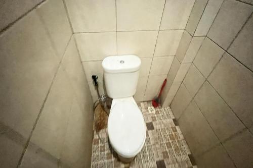 Ванная комната в Hotel O Penginapan Laras PaminggirNearPesona Alam Seafood Pink Mira