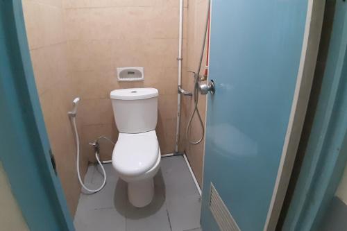 ein Bad mit einem WC in einer Duschkabine in der Unterkunft OYO 93521 Wisma Flamboyan in Rantau