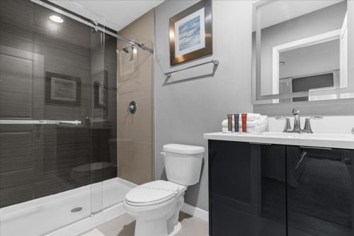 ein Bad mit einem WC, einer Dusche und einem Waschbecken in der Unterkunft 4 Bedrooms- 3,5 Bathrooms- Le Reve 4428 Lr in Kissimmee