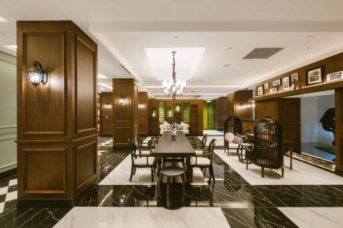 a dining room with a table and chairs at Moon River Puyue Hotel in Beijing