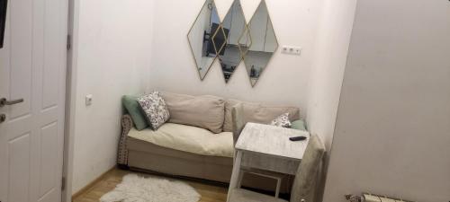 - un salon avec un canapé et une table dans l'établissement Sun, à Tbilissi