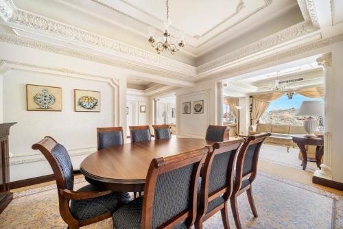 a dining room with a table and chairs at InterContinental Dar Al Tawhid Makkah by IHG in Makkah