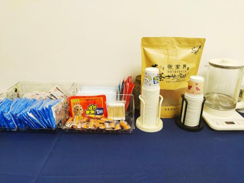 uma mesa com um recipiente de alimentos e um saco em 张家界大庸家民宿DYJ Hostel em Zhangjiajie