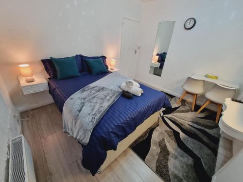 Un dormitorio con una cama con un osito de peluche. en Relaxed Double bed with private bathroom, parking, WiFi and garden. en Leeds