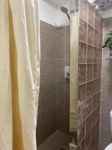 una ducha con puerta de cristal en un baño en ESTUDIO EN SANJOSE A 50 M DE LA PLAYA, en San José