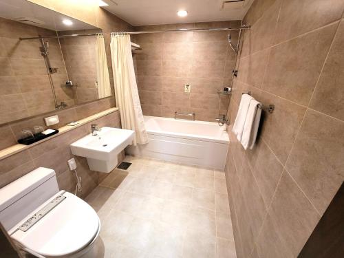 A bathroom at W Residence Hotel