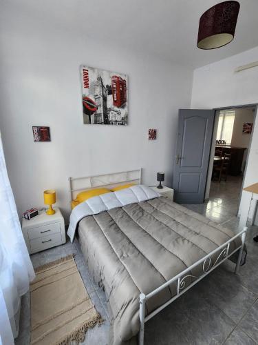 une chambre avec un grand lit et un miroir dans l'établissement Maison 8 personnes, à Vendin-le-Vieil