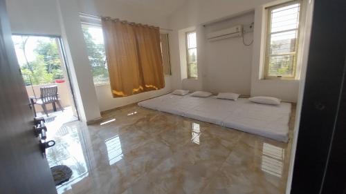 Postel nebo postele na pokoji v ubytování Sukoon Holiday Home