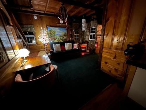 ein Wohnzimmer mit Sofa und Tisch in der Unterkunft 1 B1B lake cabin/walk to lake/Boulder bay park in Big Bear Lake