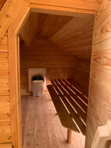 Agriturismo Modolo : غرفة علية خشبية كبيرة بها موقد