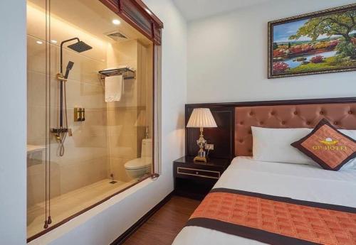 sypialnia z prysznicem i łóżkiem oraz łazienka w obiekcie GP Hotel Ha Long w Ha Long