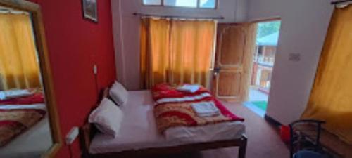 Voodi või voodid majutusasutuse Shivalik kitchen home stay , Harsil toas
