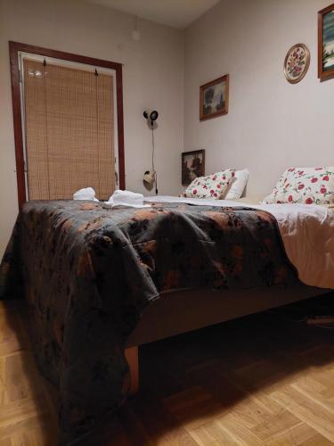 Una cama o camas en una habitación de Nederhögen Vildmarkscenter