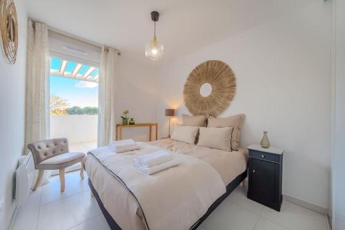 une chambre avec un grand lit avec un miroir au mur dans l'établissement Le Square d'Evan - Appartement de Standing - Grande Terrasse Extérieure - Climatisation, à Saint-Aunès