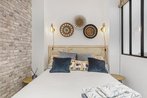 sypialnia z łóżkiem z dwoma płytami na ścianie w obiekcie Agua Viva Mar w Maladze
