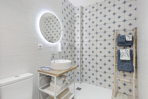 uma casa de banho com um lavatório e um espelho em Agua Viva Mar em Málaga