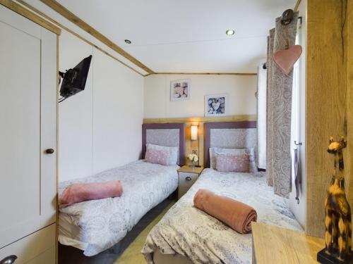 林肯的住宿－Tattershall Lakes Mini Breaks - Gibson Close，一间卧室配有两张床和一张桌子