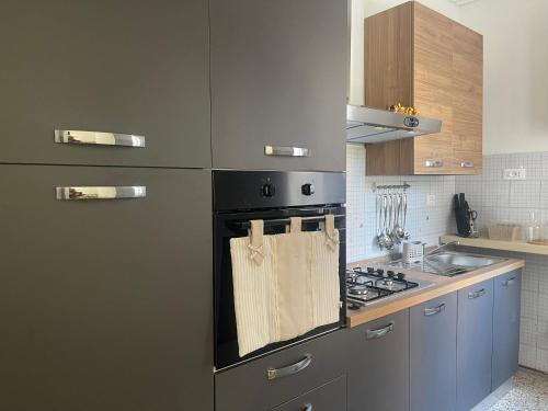 A kitchen or kitchenette at Nuova Casa vacanze nonna Prassede con giardino e posto auto