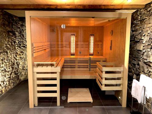 um quarto com uma sauna com uma parede de pedra em Waldlerhof em Patersdorf