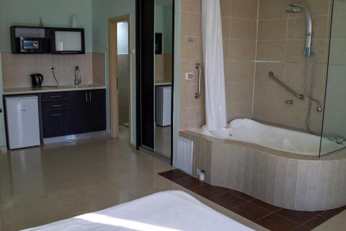Koupelna v ubytování Marina Beach Hotel