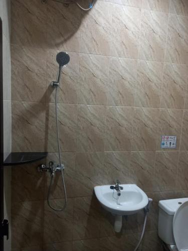een badkamer met een douche en een wastafel bij Barada Poris 