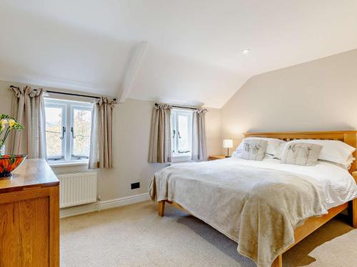 1 dormitorio con 1 cama grande y 2 ventanas en 1 Bed in Marlborough 65123, en Fyfield