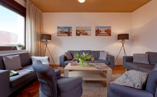 uma sala de estar com sofás e uma mesa de centro em Quartier Nr 6 App 1 em Bansin