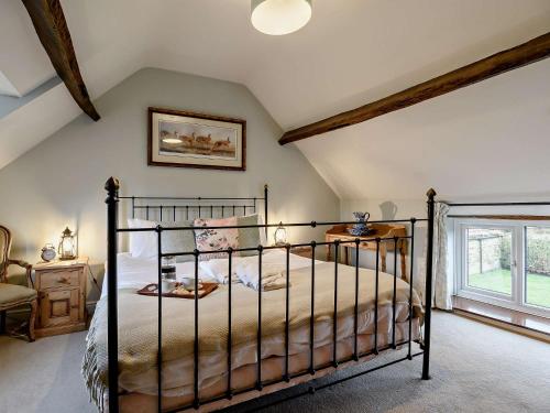 Ένα ή περισσότερα κρεβάτια σε δωμάτιο στο 4 Bed in York G0091