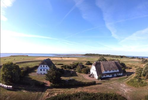 una vista aérea de una casa en un campo en Süderhaus Hiddensee App 3, en Neuendorf