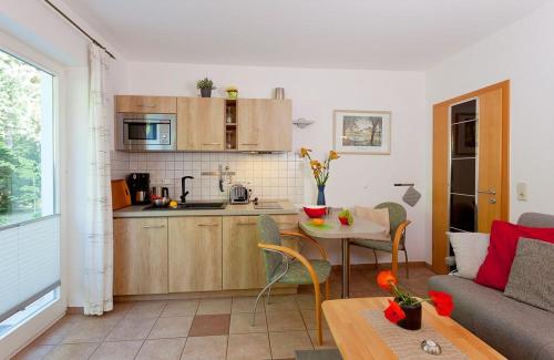 eine Küche und ein Wohnzimmer mit einem Tisch in der Unterkunft Usedom Ahoi App 4 in Heringsdorf